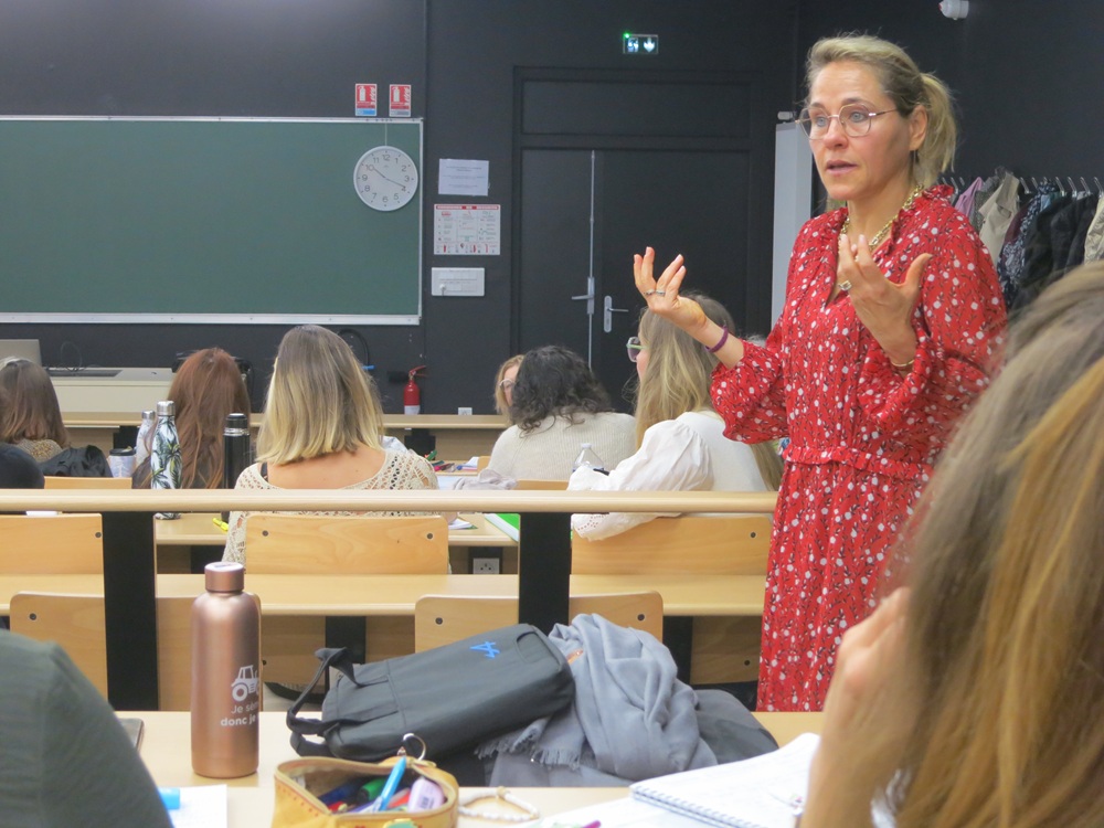 Sophie Fantoni-Quinton donne un cours aux licences santé-travail à Loos.